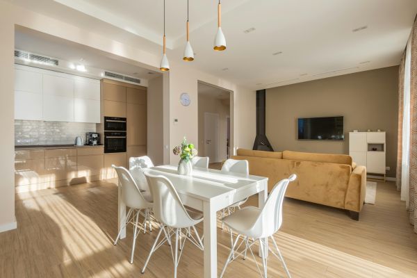 jak ustawić meble w salonie z kuchnią