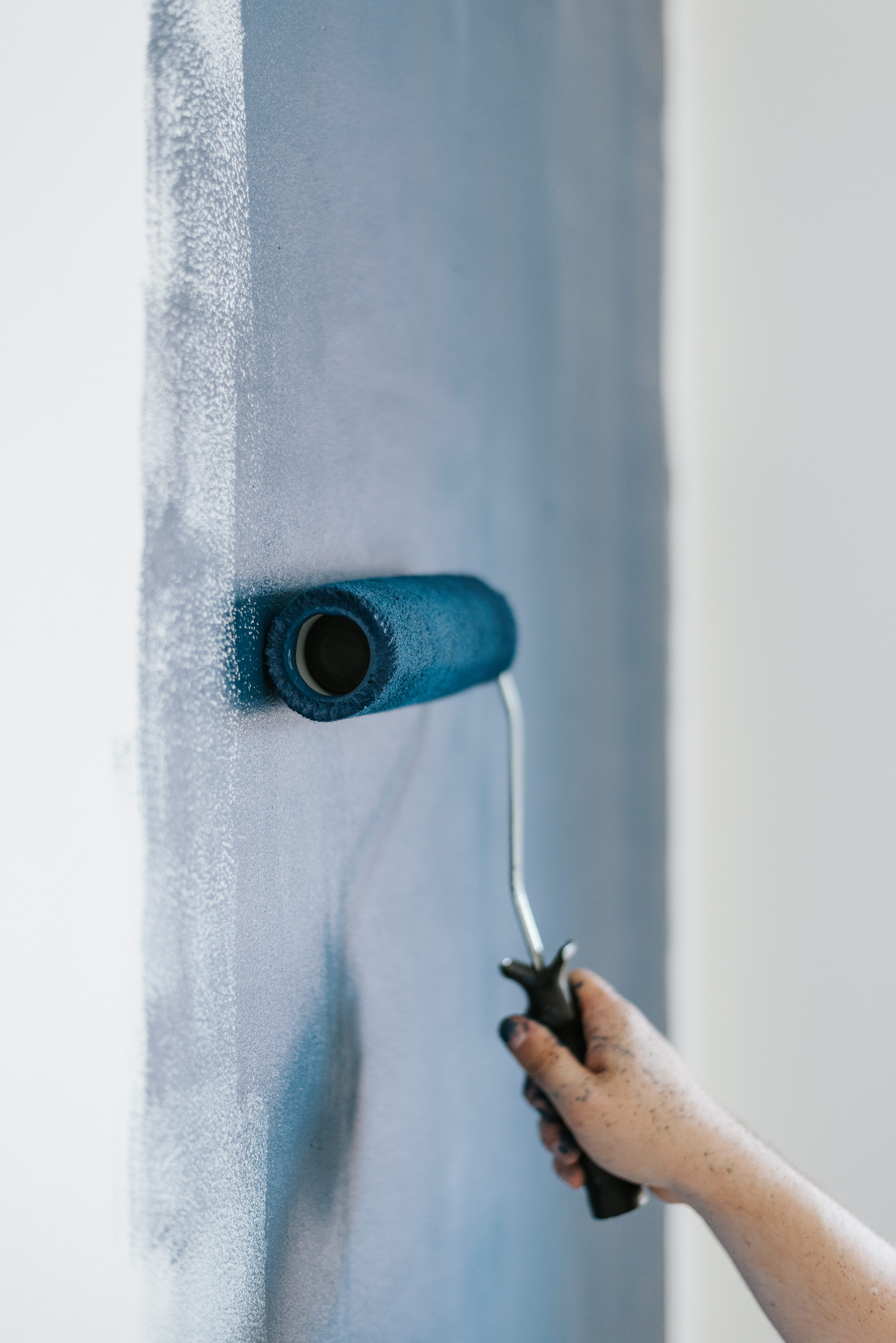 malowanie ściany na niebiesko